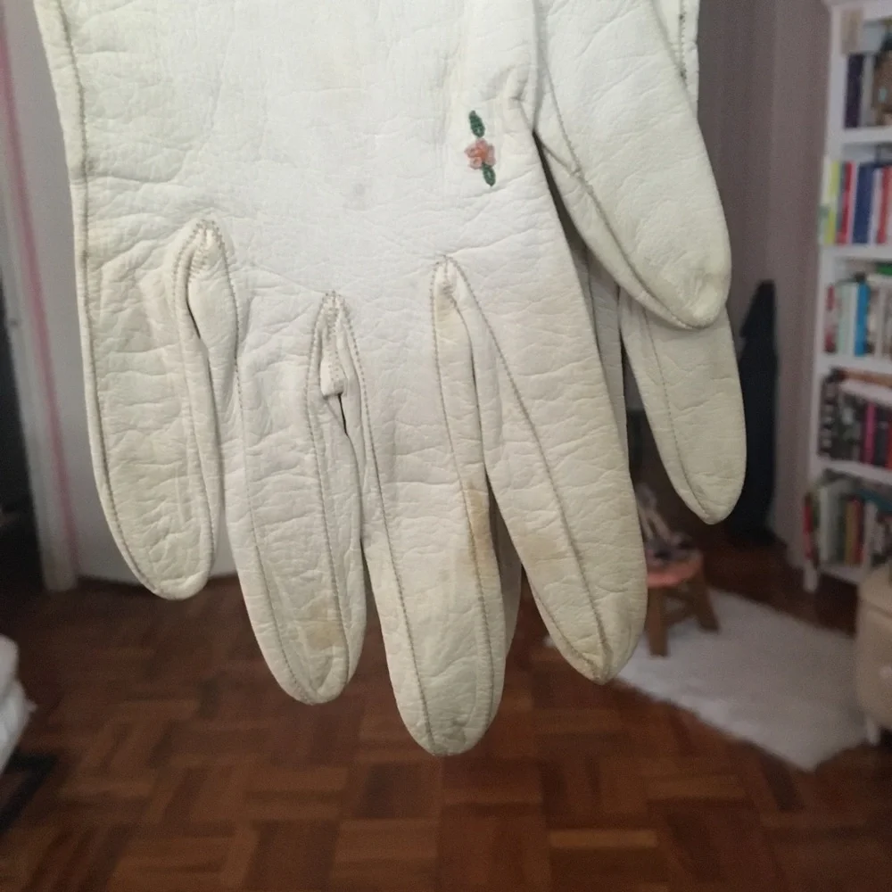 Vintage White Leather Gloves w Embroidered Flowers